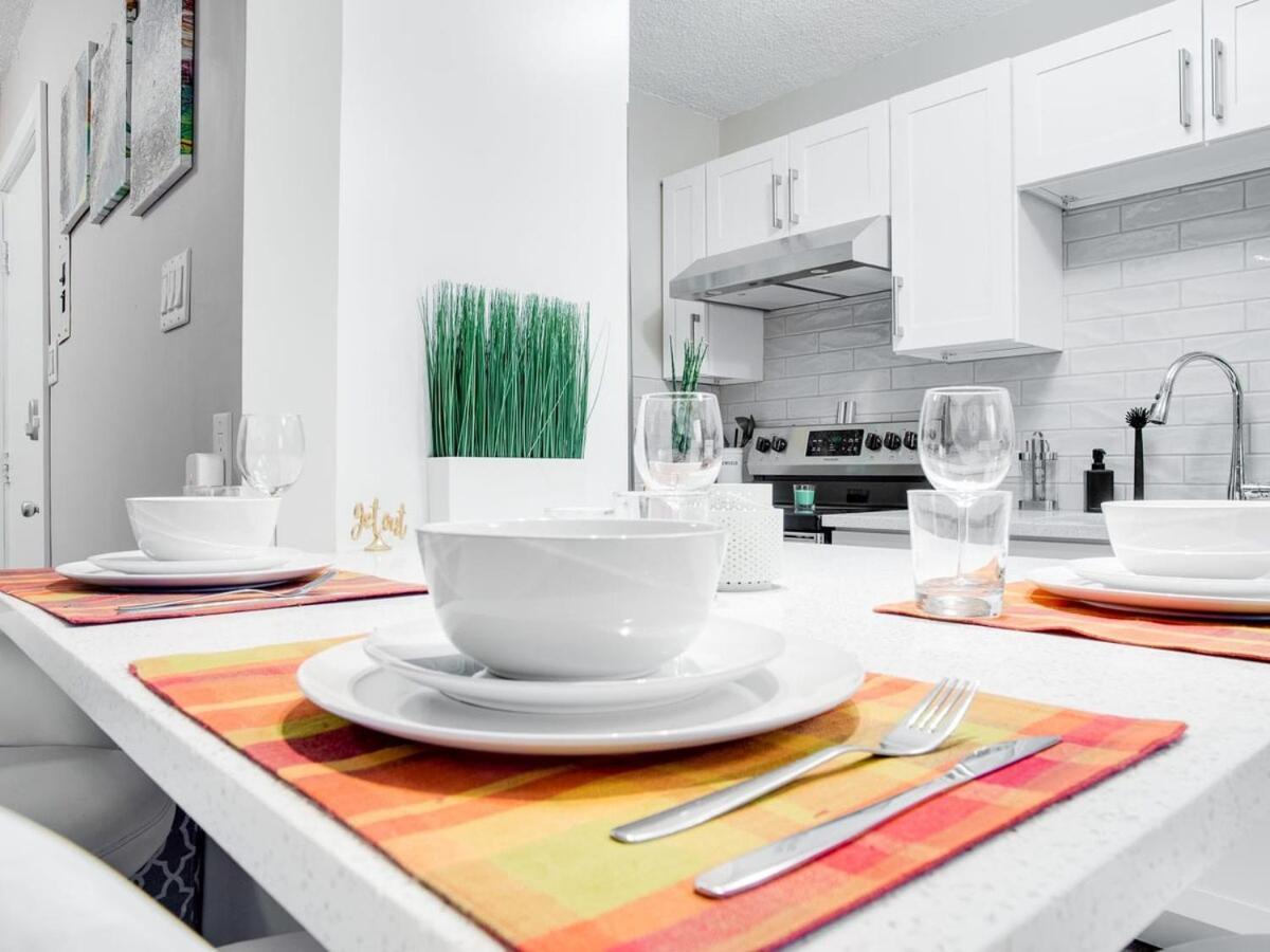 Gorgeous 2Br Condo W Parking Patio Coffee! Калгари Экстерьер фото