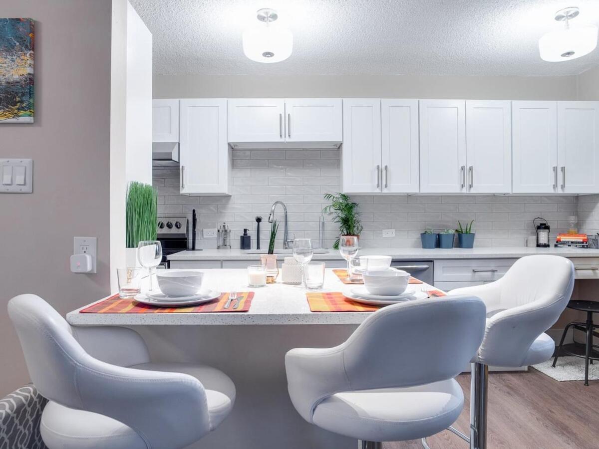Gorgeous 2Br Condo W Parking Patio Coffee! Калгари Экстерьер фото